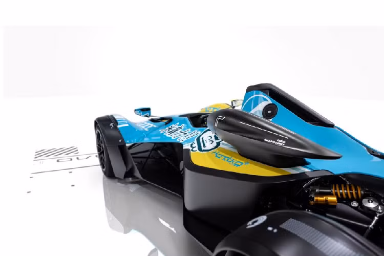 Nó không hẳn là một trò chơi đua xe phản vật lý nhưng thực sự thì chiếc Mono R sản xuấ thủ công đã mang đến cho tôi cảm giác y hệt như vậy”, chủ nhân chiếc xe chia sẻ. “Nó thực sự là sự kết hợp hài hòa của kỹ thuật, công nghệ và thiết kế. Và cách mà nó hiện lên không khác gì là những chiếc tàu bay trong WipEout”. 