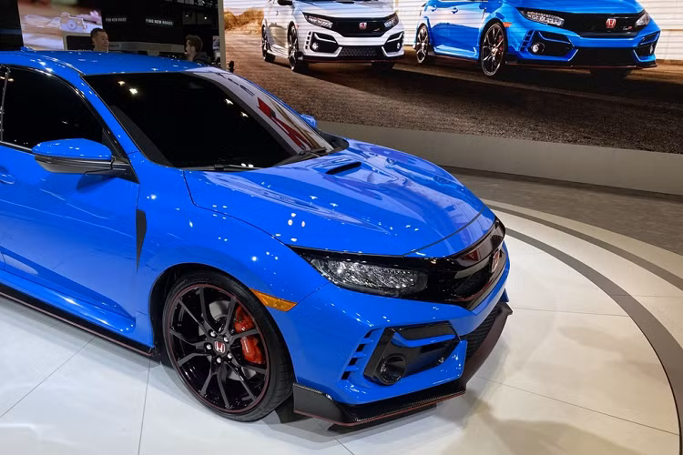 Lưới tản nhiệt cũng được thiết kế lại nhằm tối ưu khả năng làm mát cho động cơ VTEC 4 xy-lanh 2.0L, công suất 306 mã lực và mô-men xoắn 400 Nm.