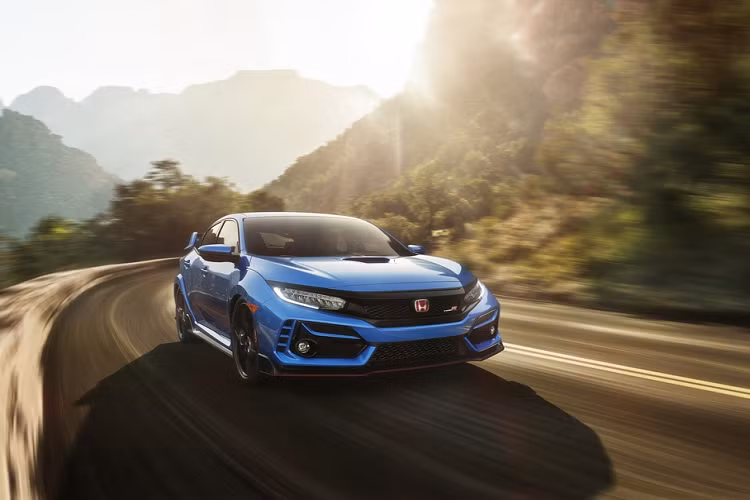 Bên trong nội thất, thế hệ nâng cấp của Honda Civic Type R có vô lăng bọc da Alcantara mới, cần số thiết kế mới có núm vặn và cự ly sang số ngắn hơn. Mỗi chiếc giá xe Honda Civic Type R 2020 tại Mỹ chưa công bố. Xe đi kèm với gói công nghệ an toàn và hỗ trợ lái Honda Sensing, bên cạnh đó xe cũng có các trang bị tiêu chuẩn giống với các phiên bản sedan, coupe.