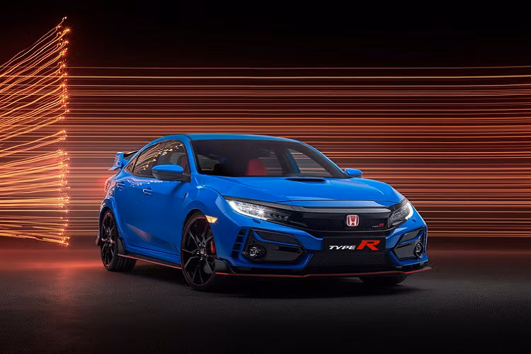 Các nâng cấp khác liên quan để khả năng vận hành gồm giảm xóc đã được cải tiến, mang đến sự thoải mái. Phuộc lò xo phía sau cứng hơn và cho độ bám đường tốt hơn.