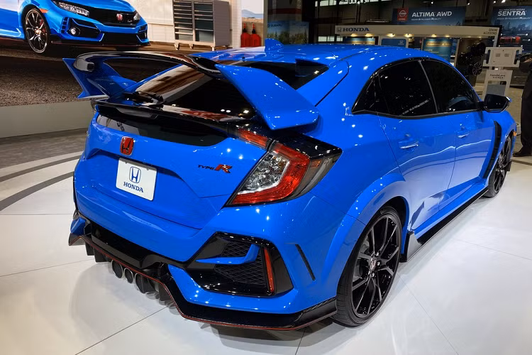 Động cơ này vẫn đi kèm với hộp số sàn 6 cấp, hệ dẫn động bánh trước. Honda Civic Type R 2020 có 3 chế độ lái gồm Comfort, Sport và +R, độ cứng hệ thống treo, phản ứng lái và ga sẽ thay đổi theo từng chế độ.