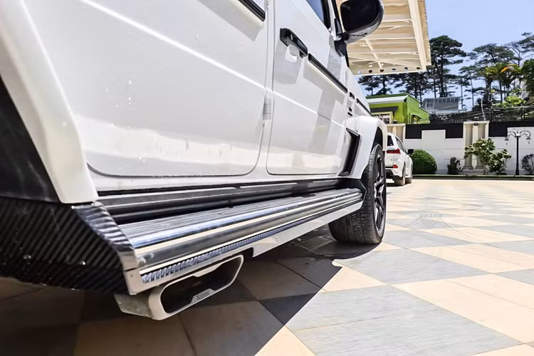 Hốc đèn pha được thay thế bằng chi tiết mới đến từ TopCar và đèn xi-nhan ốp sợi carbon xung quanh đẹp mắt. Chi tiết gây ấn tượng nhất ở phần đầu xe chính là chiếc nắp ca-pô mới hoàn toàn với thiết kế mạnh mẽ, nắp ca-pô mới sử dụng vật liệu là sự kết hợp giữa sợi carbon và sợi kevlar, ngoài ra, để tăng thêm độ hầm hố cho G63 AMG, hai khe thoát gió cho khối động cơ cũng được thêm vào nắp ca-pô mới.