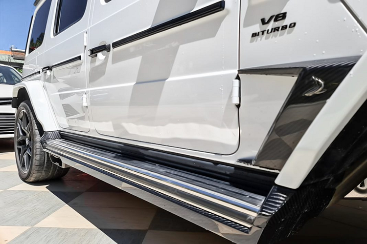 Sau đó gần 1 năm, hãng độ này lại tiếp tục giới thiệu đến khách hàng gói nâng cấp “nhẹ kí” hơn cho G63 AMG với tên gọi “TopCar Light”, đây cũng chính là gói nâng cấp mà vị doanh nhân nói trên lựa chọn cho mẫu SUV của mình.