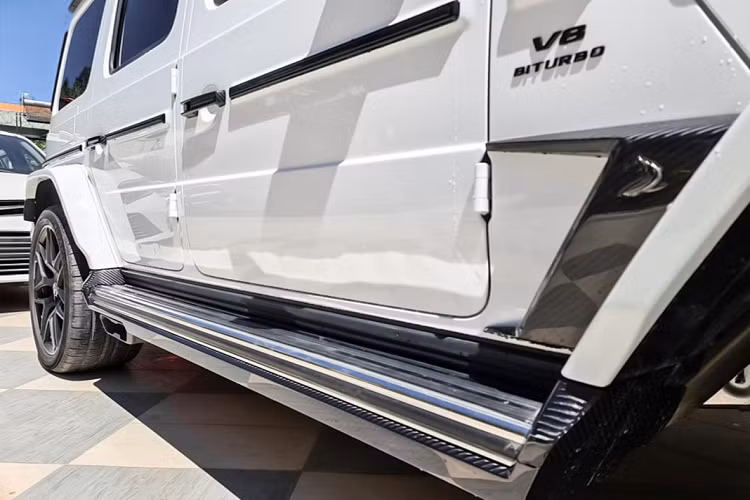 Sau đó gần 1 năm, hãng độ này lại tiếp tục giới thiệu đến khách hàng gói nâng cấp “nhẹ kí” hơn cho G63 AMG với tên gọi “TopCar Light”, đây cũng chính là gói nâng cấp mà vị doanh nhân nói trên lựa chọn cho mẫu SUV của mình.