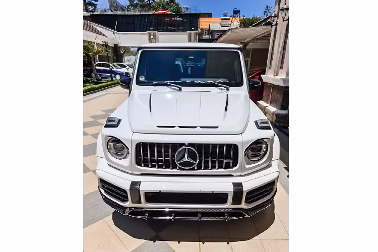 Đuôi xe trở nên hầm hố hơn với bộ khuếch tán gió nhỏ mới được bổ sung thêm từ gói độ TopCar Light, phía trên nóc xe được trang bị thêm một cánh gió cỡ lớn bằng sợi carbon. Chưa hết, nắp ốp bánh xe dự phòng phía sau được thay bằng nắp carbon với hình ảnh cá mập vẫy đuôi dập nổi lên trên đầy ấn tượng.