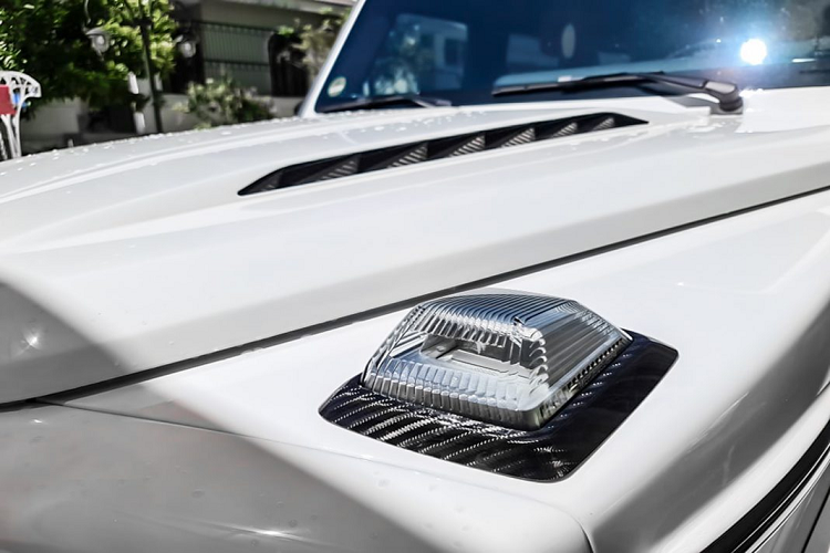 Mới đây nhất, một người chơi xe tại TP HCM đã quyết định nâng cấp ngoại thất cho chiếc Mercedes-AMG G63 của mình với gói độ đến từ TopCar – một hãng còn khá xa lạ với giới yêu xe trong nước. TopCar là nhà độ khá nổi tiếng đến từ Nga, vào đầu năm 2019 TopCar đã giới thiệu bản độ Inferno hầm hố dành riêng cho “ông vua địa hình” G63 AMG.