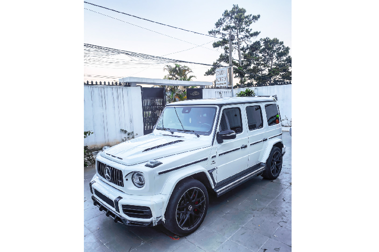 Với những nâng cấp đáng giá bao gồm bộ bodykit TopCar Light cùng hệ thống ống xả độ Akrapovic, hiệu năng vận hành của xe chắc chắn sẽ được cải thiện đáng kể so với thông số từ Mercedes-Benz. Hiện chưa rõ mức giá của tổng giá trị gói độ cho G63 AMG này, trong khi đó, một chiếc G63 AMG đang có giá bán chính hãng là 10,619 tỉ Đồng.