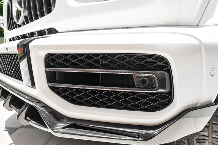 Có lẽ bởi cái tên G63 AMG đang dần trở nên phổ biến hơn nên các phiên bản đặc biệt của dòng SUV địa hình này cũng được mang về phục vụ cho những ai tìm kiếm sự độc lạ, bên cạnh đó, số ít những người chơi xe khác lại chọn cho mình phương pháp độ lại chiếc G63 AMG theo những cách mới mẻ hơn.