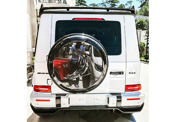 Bên hông, Mercedes-AMG G63 độ TopCar Light mang đến một số sự thay đổi rõ rệt cho thân xe. Tay nắm cửa nguyên bản bằng nhựa được tháo ra, nhường chỗ cho chi tiết mới làm bằng sợi carbon. Phía dưới logo “V8 Biturbo” là sự xuất hiện của một khe gió carbon mới, được dập nổi hình ảnh cá mập vẫy đuôi của hãng độ Nga.