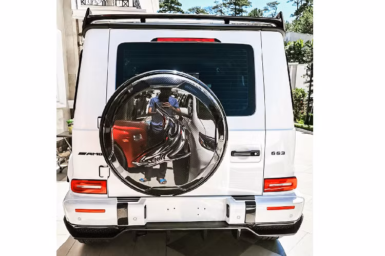 Bên hông, Mercedes-AMG G63 độ TopCar Light mang đến một số sự thay đổi rõ rệt cho thân xe. Tay nắm cửa nguyên bản bằng nhựa được tháo ra, nhường chỗ cho chi tiết mới làm bằng sợi carbon. Phía dưới logo “V8 Biturbo” là sự xuất hiện của một khe gió carbon mới, được dập nổi hình ảnh cá mập vẫy đuôi của hãng độ Nga.