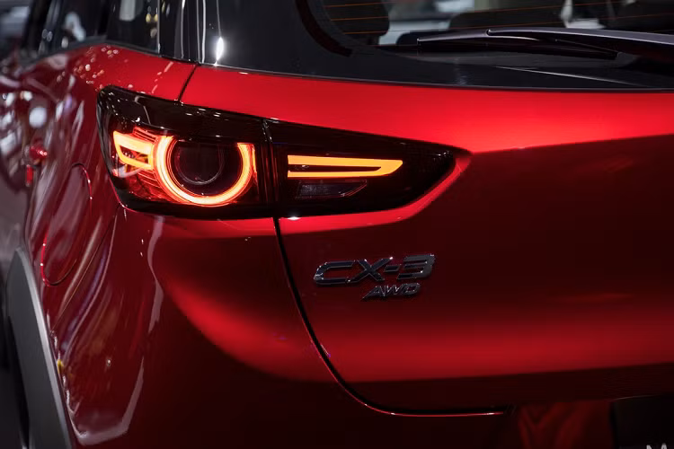 Mẫu xe crossover Mazda CX-3 2021 được trang bị động cơ SkyActiv-G 2.0L, sản sinh công suất 148 mã lực tại 6.000 vòng/phút và mô-men xoắn cực đại 198 Nm tại 2.800 vòng/phút. Hệ thống động cơ này đi kèm hộp số tự động 6 cấp với 2 chế độ lái.