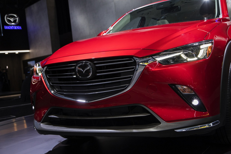 Mazda CX-3 thế hệ mới vẫn sử dụng ngôn ngữ thiết kế Kodo với lưới tản nhiệt hình ngũ giác đi cùng các thanh ngang mạ chrome, cụm đèn pha góc cạnh... Hệ thống đèn pha trên CX-3 2021 vẫn có các công nghệ như cảm biến ánh sáng, tự động điều chỉnh độ cao...