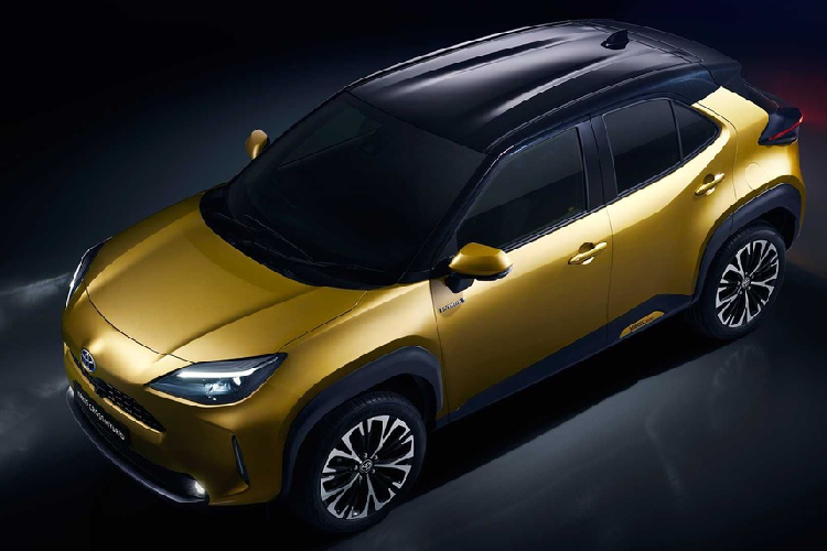 Bên cạnh 2 màu sơn trắng, đỏ đơn giản, Toyota còn phủ lên ngoại thất Yaris Cross màu sơn vàng đồng nổi bật với tên gọi Brass Gold. Phần nóc xe được sơn màu đen tương phản giúp tăng thêm nét thể thao cho chiếc xe.