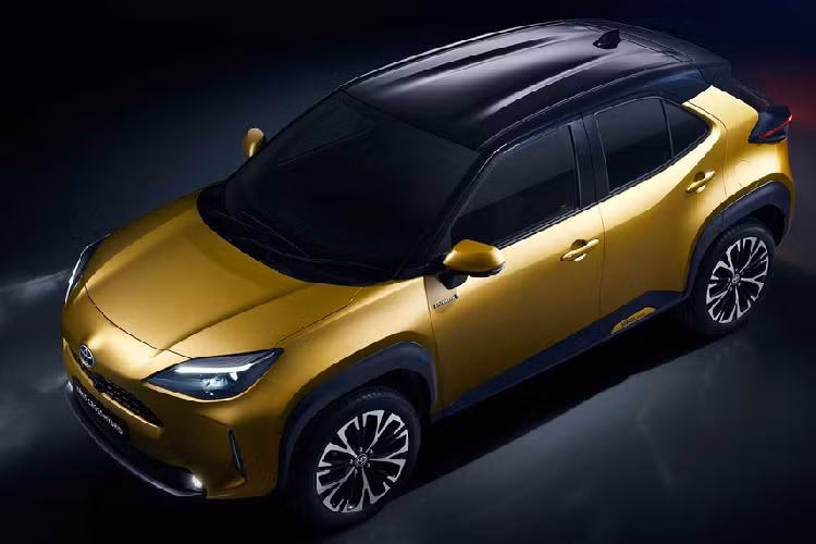 Bên cạnh 2 màu sơn trắng, đỏ đơn giản, Toyota còn phủ lên ngoại thất Yaris Cross màu sơn vàng đồng nổi bật với tên gọi Brass Gold. Phần nóc xe được sơn màu đen tương phản giúp tăng thêm nét thể thao cho chiếc xe.