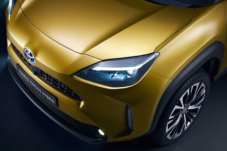 So với đàn anh C-HR, Yaris Cross được tạo hình đơn giản hơn. Một vài ý kiến cho rằng mẫu xe này giống như một chiếc RAV4 thu nhỏ với các điểm tương đồng nằm ở phần đầu, hốc bánh và kiểu dáng SUV.