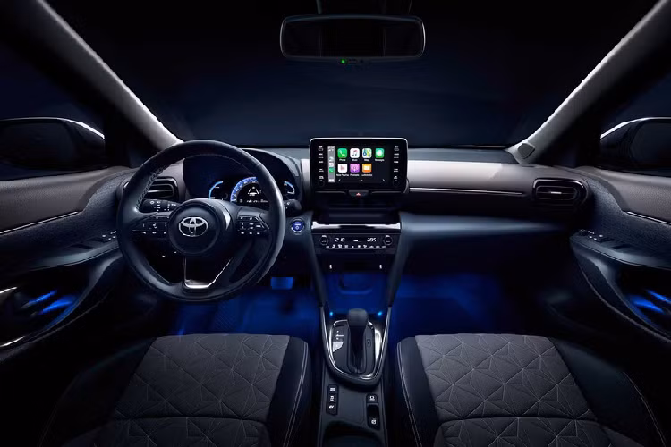 Nội thất của Yaris Cross được đánh giá cao hơn mẫu Yaris tiêu chuẩn, hàng ghế phía sau có thể gập theo tỷ lệ 40:20:40. Khoang hành lý cũng được tăng thêm thể tích, tuy nhiên số liệu cụ thể vẫn chưa được Toyota công bố. Khoang chở hàng phía sau là một điểm cộng nhờ cốp điện, sàn có khả năng điều chỉnh độ cao và có thêm dây ràng đồ.