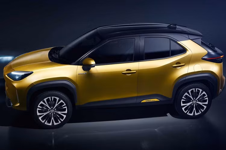 So với Toyota Yaris và GR Yaris, Yaris Cross sở hữu kích thước lớn hơn với chiều dài x rộng x cao lần lượt là 4.180 x 1.765 x 1.560 mm. Chiều dài cơ sở của 3 phiên bản Yaris đều ở mức 2.560 mm.