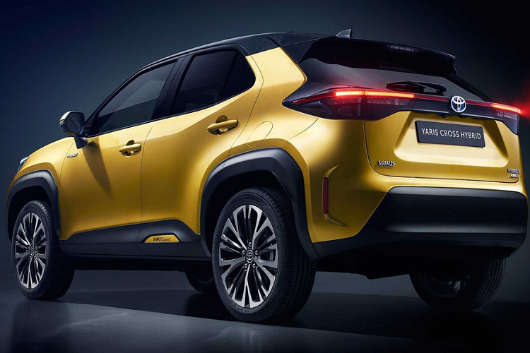 Về sức mạnh, Toyota trang bị cho Yaris Cross động cơ 3 xy-lanh 1.5L và một động cơ điện, đi kèm là hệ thống truyền động hybrid. Yaris Cross là mẫu SUV hiếm hoi trong phân khúc có phiên bản sử dụng hệ truyền động 4 bánh AWD.