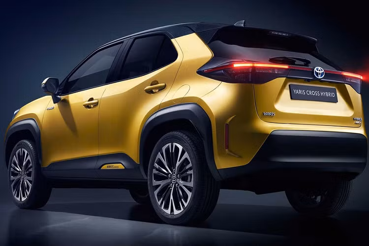 Về sức mạnh, Toyota trang bị cho Yaris Cross động cơ 3 xy-lanh 1.5L và một động cơ điện, đi kèm là hệ thống truyền động hybrid. Yaris Cross là mẫu SUV hiếm hoi trong phân khúc có phiên bản sử dụng hệ truyền động 4 bánh AWD.