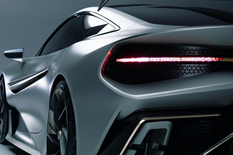 Mỗi chiếc Naran sẽ được chế tạo riêng theo yêu cầu cá nhân của khách hàng, thậm chí tên xe cũng sẽ được lấy theo tên của chủ - một điều thường dành cho các siêu du thuyền sang trọng. Chịu trách nhiệm về thiết kế xe không ai khác chính là Jowyn Wong, nhà sáng lập Wyn Design - người đứng sau Apollo IE và De Tomaso P72. Đây quả thực là một chiếc xe trông rất tốc độ với bộ chẻ gió phía trước và bộ khuếch tán gió phía sau trông như liền một bộ phận, trong khi bộ la-zăng hybrid-carbon cỡ 22 inch và cánh gió bên sườn có cả đặc tính làm đẹp lẫn công năng.