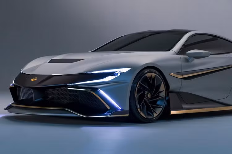 Bên dưới nắp capô, khối động cơ tăng áp kép V8 dung tích 4.4 lít vẫn được giữ nguyên nhưng sẽ được độ lên đẳng cấp hypercar thông qua một số thay đổi lớn, bao gồm tăng cường dung tích lên thành 5.0 lít, và thậm chí còn tăng cả kích thước của bộ tăng áp. Kết quả từ những thay đổi này là con số 1.048 mã lực trên máy đo động lực, nhưng Naran khẳng định rằng xe còn có thể mạnh hơn nữa.