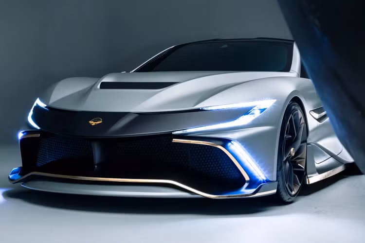 Hộp số 8 cấp ZF nổi tiếng của BMW sẽ chịu trách nhiệm việc chuyển số. Đồng thời, siêu xe tân tiến này sẽ có hệ dẫn động AWD mà có thể chuyển thành dạng RWD chỉ bằng một nút bấm. Ở bên trong, 4 ghế ngồi lấy cảm hứng từ mẫu xe đua GT3 sẽ được bao bọc bởi sợi carbon và các chất liệu xịn khác. Trên phương diện hiệu suất vận hành, công ty tuyên bố rằng Naran sẽ có thể gia tốc từ 0-96 km/h trong dưới 2,3 giây, đạt tốc độ 160 km/h trong 4,56 giây, và chạm tốc độ tối đa trên 370 km/h.