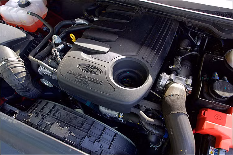 Sử dụng kết hợp với hộp số tự động 6 cấp (6AT), kèm theo đó là hệ thống dẫn động 4 bánh thông minh (4WD) có hệ chuyển đổi mô men xoắn chủ động, đi kèm với hệ thống kiểm soát địa hình tiên tiến.