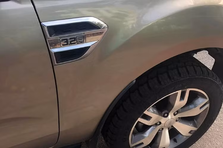 Khung gầm rời linh hoạt, khoảng sáng gầm xe 225mm cao ráo cho khả năng lội nước 800mm... Nhờ đó, không chỉ mạnh mẽ, Everest 3.2L còn có độ “lỳ lợm” để đi off road.