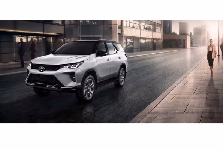 Tại Thái Lan, sau khi giá xe Toyota Fortuner 2021 sẽ được mở bán với mức dao động từ 1,56 - 1,84 triệu baht (khoảng 1,147 - 1,349 tỷ đồng). Nếu sớm được đưa về Việt Nam, Toyota Fortuner 2021 hứa hẹn sẽ "khuấy đảo" phân khúc SUV 7 chỗ vốn đã rất sôi động ở nước ta. 