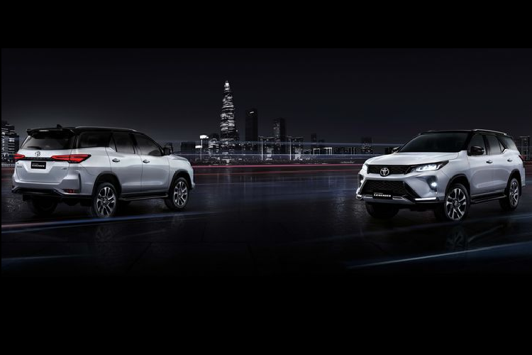 Làm tròn các tinh chỉnh ở bên ngoài là bộ vành hợp kim 5 chấu thể thao mới kích thước 20 inch và hoàn thiện trong 2 tông màu cá tính. Bên cạnh đó, cản sau cũng được sửa đổi với sự bổ sung của đèn phản quang hình chữ L.