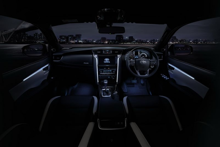 Bên cạnh đó, chiếc SUV mới còn được trang bị một loạt các công nghệ an toàn chủ động từ gói Toyota Safety Sense như phanh khẩn cấp tự động có tính năng phát hiện người đi bộ, kiểm soát hành trình thích ứng, nhận dạng biển báo giao thông,...