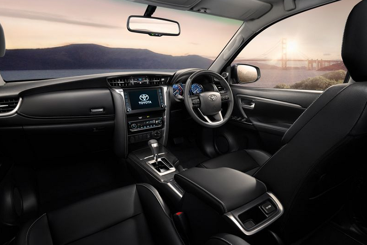 Đối với nội thất, Toyota Fortuner 2021 được cập nhật nhẹ nhàng giống Hilux, trong đó đáng chú ý nhất là màn hình thông tin giải trí 8 inch lớn hơn, tương thích Apple CarPlay và Android Auto.