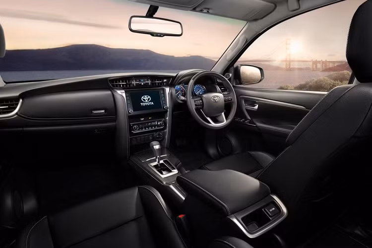 Đối với nội thất, Toyota Fortuner 2021 được cập nhật nhẹ nhàng giống Hilux, trong đó đáng chú ý nhất là màn hình thông tin giải trí 8 inch lớn hơn, tương thích Apple CarPlay và Android Auto.