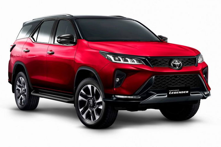 Dù chỉ là bản facelift nhưng Toyota Fortuner 2021 mới sở hữu rất nhiều nâng cấp giá trị, đầu tiên là ngoại thất hầm hố hơn, hiện đại hơn, đặc biệt là đầu xe gần như được thiết kế lại hoàn toàn mang đến diện mạo đầy táo bạo.