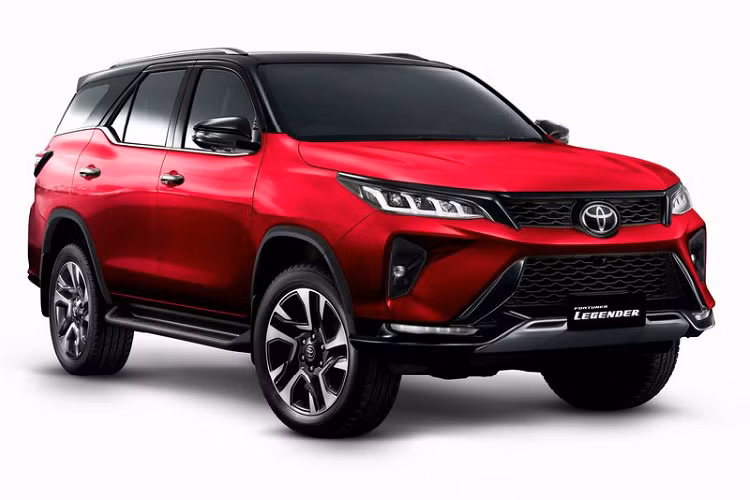 Dù chỉ là bản facelift nhưng Toyota Fortuner 2021 mới sở hữu rất nhiều nâng cấp giá trị, đầu tiên là ngoại thất hầm hố hơn, hiện đại hơn, đặc biệt là đầu xe gần như được thiết kế lại hoàn toàn mang đến diện mạo đầy táo bạo.