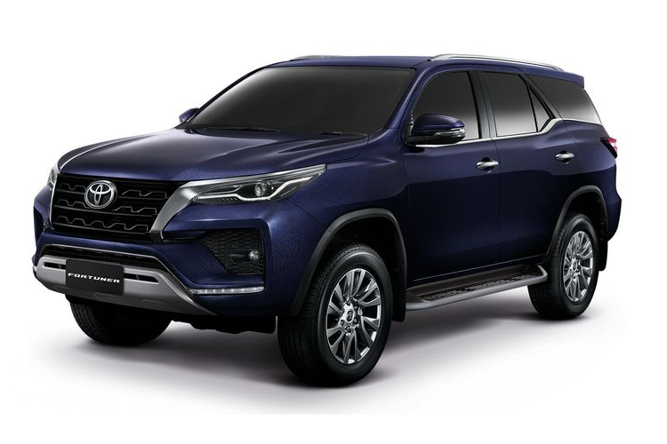 Xe được trang bị cụm đèn pha LED thanh mảnh tích hợp dải đèn ngày LED và cản trước sắc nét hơn. Lưới tản nhiệt được làm mỏng và rộng hơn, kết hợp hốc hút gió mới đặt thấp và những đường gân dập nổi trên nắp ca-pô, tạo nên một cái nhìn mạnh mẽ, cuốn hút ngay từ cái chạm mắt đầu tiên. Thú vị hơn là lưới tản nhiệt và khe hút gió của Fortuner thế hệ mới sẽ có nhiều cấu hình khác nhau, tùy theo phiên bản.