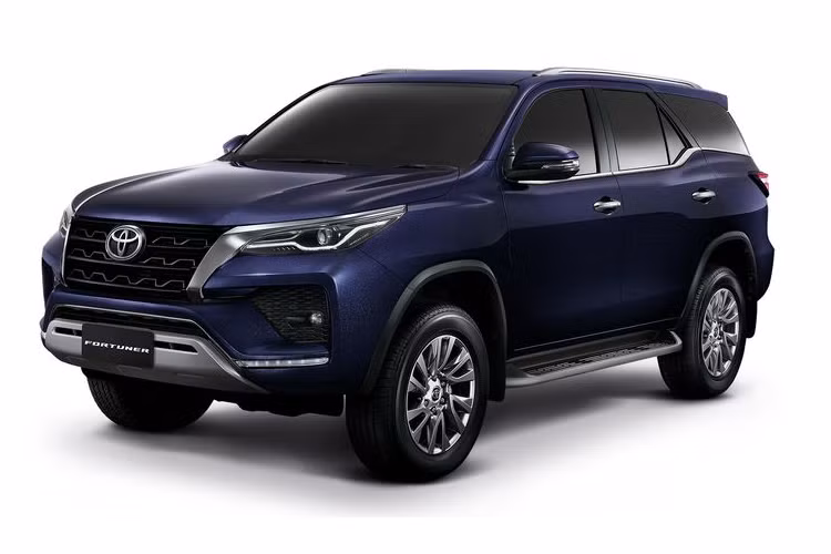 Xe được trang bị cụm đèn pha LED thanh mảnh tích hợp dải đèn ngày LED và cản trước sắc nét hơn. Lưới tản nhiệt được làm mỏng và rộng hơn, kết hợp hốc hút gió mới đặt thấp và những đường gân dập nổi trên nắp ca-pô, tạo nên một cái nhìn mạnh mẽ, cuốn hút ngay từ cái chạm mắt đầu tiên. Thú vị hơn là lưới tản nhiệt và khe hút gió của Fortuner thế hệ mới sẽ có nhiều cấu hình khác nhau, tùy theo phiên bản.