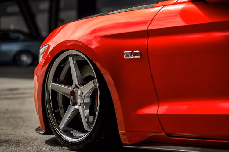 Bên cạnh đó, Ford còn cung cấp khối máy Siêu nạp V8 5.2 lít trên mẫu Shelby GT500, sinh công 760 mã đồng thời rút ngắn quãng bứt tốc lên 96 km/h xuống còn 3,5 giây.