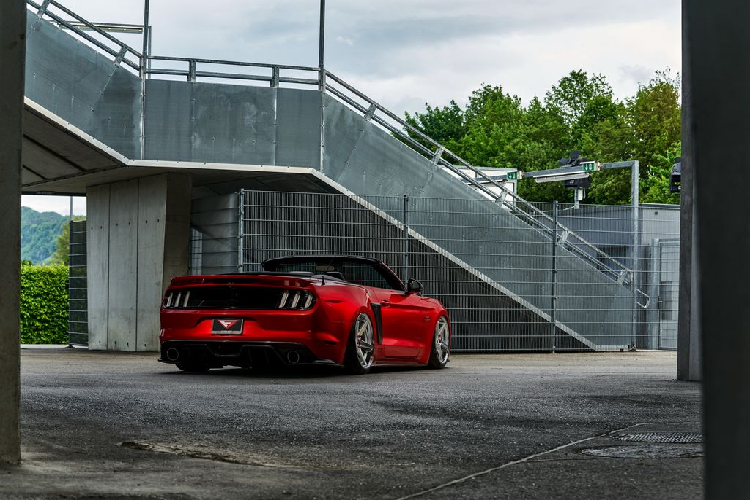 Cuối cùng, như thường lệ nhà độ đến từ Texas – Ferrada cũng không quên đăng tải một đoạn video đầy nghệ thuật, ghi hình chiếc Mustang mui trần với biển số Đức tại một khung cảnh tuyệt đẹp của đất nước Áo. Nếu bạn muốn ngắm cận cảnh bộ vành FR3, hãy tua tới cuối video để xem màn “đốt lốp” mãn nhãn trên chiếc xe cơ bắp Ford Mustang.