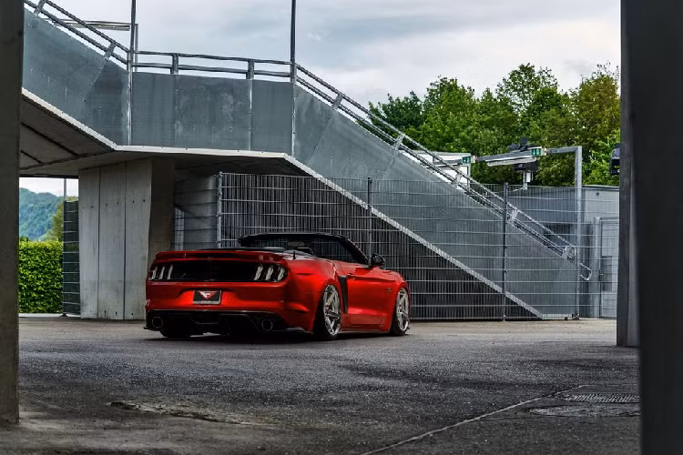 Cuối cùng, như thường lệ nhà độ đến từ Texas – Ferrada cũng không quên đăng tải một đoạn video đầy nghệ thuật, ghi hình chiếc Mustang mui trần với biển số Đức tại một khung cảnh tuyệt đẹp của đất nước Áo. Nếu bạn muốn ngắm cận cảnh bộ vành FR3, hãy tua tới cuối video để xem màn “đốt lốp” mãn nhãn trên chiếc xe cơ bắp Ford Mustang.