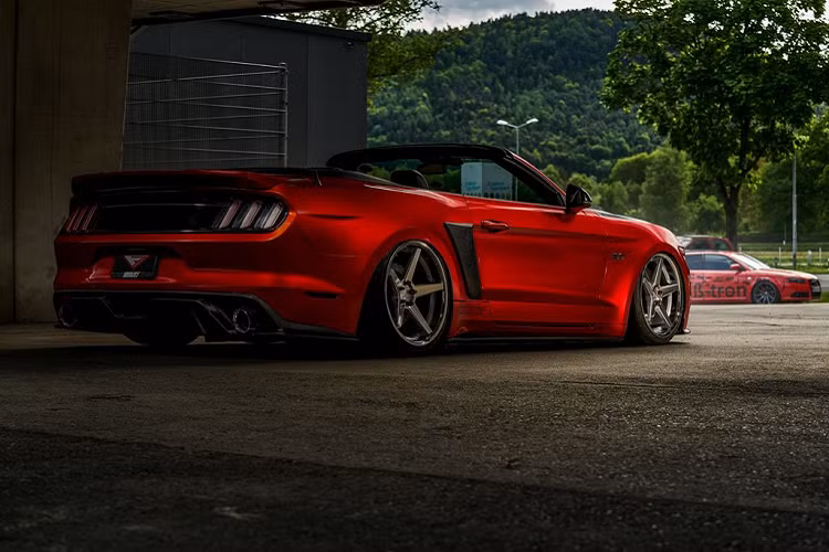 Như những hình ảnh trong bài viết này, phần gầm xe Ford Mustang mui trần độ dường như đã được hạ thấp hết cỡ nhờ hệ thống treo khí nén. Chưa hết, điểm thu hút ánh nhìn còn nằm ở bộ mâm FR3 từ nhà độ vành nước Mỹ - Ferrada.