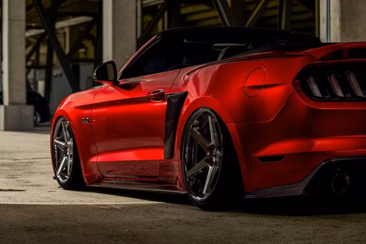 Khối động cơ V8 hút khí tự nhiên 5.0 lít dường như vẫn đang ở thể trạng ban đầu với lượng công suất sản sinh 435 mã lực và 542 Nm, cho phép chiếc Mustang tăng tốc từ 0 lên 96 km/h trong thời gian dưới 5 giây.