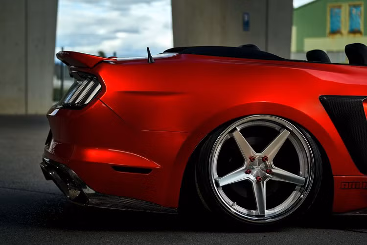 Với kích thước 10,5x20-inch, trang bị vành này được tạo hình ngôi sao 5 cánh với màu bạc cao cấp và các đinh ốc sơn đỏ trùng màu ngoại thất.