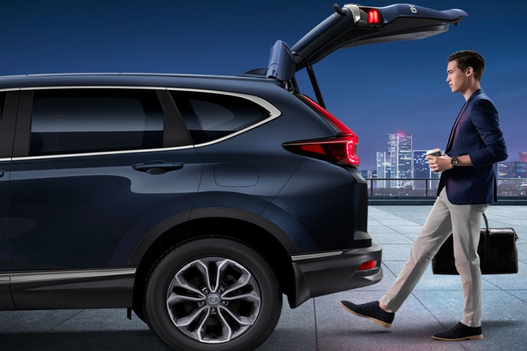 Tại Thái Lan, giá xe Honda CR-V 2020 bán ra từ 43.474 USD ( khoảng 1,01 tỷ đồng) cho phiên bản 2.4 S, 48.539 USD (khoảng 1,35 tỷ đồng) cho bản 2.4 ES 4WD. Biến thể 7 chỗ có mức giá khởi điểm 45.047 USD (2.4 E) khoảng 1,04 tỷ đồng, 50.126 USD (2.4 EL 4WD) tương đương 1,16 tỷ đồng và 55.283 USD tương đương hơnm 1,28 tỷ đồng (DT-EL 4WD).