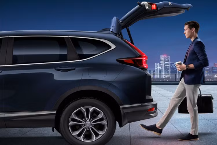 Tại Thái Lan, giá xe Honda CR-V 2020 bán ra từ 43.474 USD ( khoảng 1,01 tỷ đồng) cho phiên bản 2.4 S, 48.539 USD (khoảng 1,35 tỷ đồng) cho bản 2.4 ES 4WD. Biến thể 7 chỗ có mức giá khởi điểm 45.047 USD (2.4 E) khoảng 1,04 tỷ đồng, 50.126 USD (2.4 EL 4WD) tương đương 1,16 tỷ đồng và 55.283 USD tương đương hơnm 1,28 tỷ đồng (DT-EL 4WD).