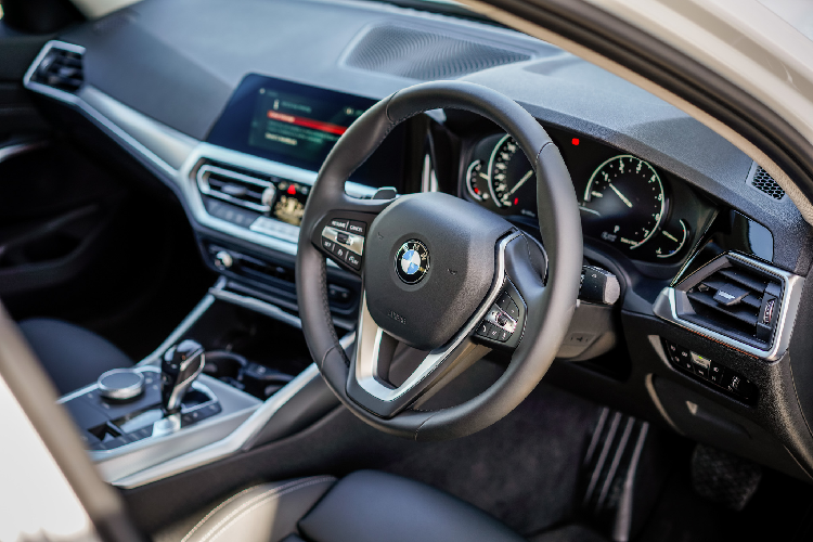 320i Sport Line Plus: Hệ thống BMW live Cockpit Professional gồm bảng đồng hồ kỹ thuật số 12,3 inch, màn hình cảm ứng trung tâm kích thước 10,25 inch, hỗ trợ điều khiển bằng giọng nói BMW Intelligent Voice Control.