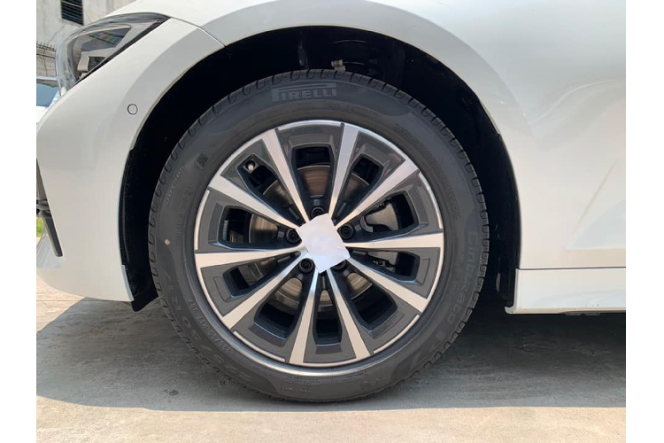 Ngoại thất Sport Line Plus thiên hướng thể thao hơn phiên bản BMW 320 Sport Line mới vốn đề cao sự thanh lịch và sang trọng. Cả hai phiên bản đều được trang bị gói trang trí Sport Line, chụp ống xả kép mạ chrome và cụm đèn hậu full-LED.