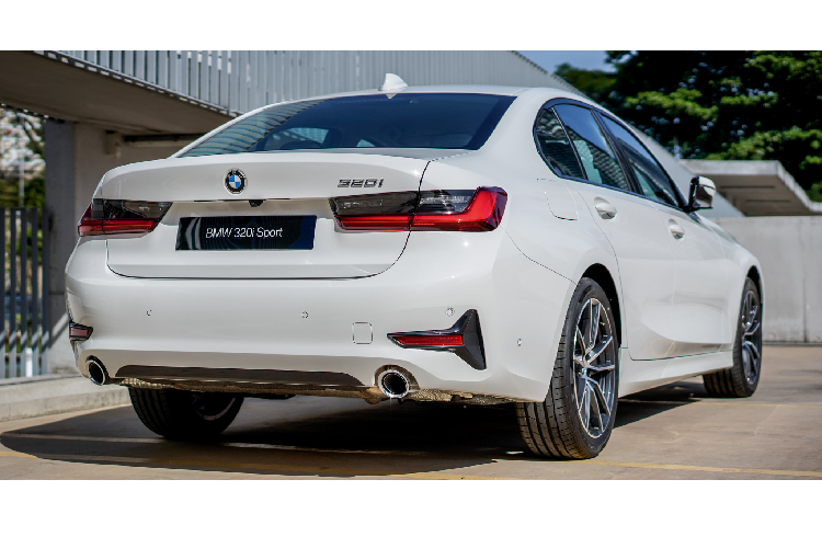Hiệu suất của BMW 320i 2020 mới được tinh chỉnh thấp hơn nhiều so với mức 258 mã lực và mô-men xoắn cực đại đạt 400Nm của phiên bản 330i (M-Sport &amp; Sport Line). Sức mạnh được truyền xuống cầu sau (RWD) thông qua hộp số tự động 8 cấp (Steptronic).