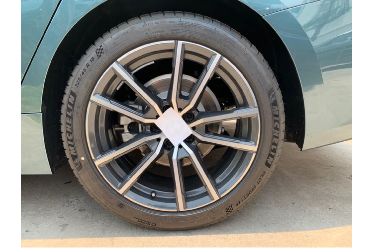 320i Sport Line: Bảng đồng hồ 5,7 inch, màn hình cảm ứng trung tâm kích thước 8,8 inch, hỗ trợ điều khiển bằng giọng nói BMW Intelligent Voice Control. Hệ thống âm thanh BMW HiFi 10 loa công suất 205 watt, vô lăng thể thao, ghế ngồi thể thao bọc da, trang trí ốp nhôm, điều hoà tự động 03 vùng độc lập, chìa khoá thông minh, hệ thống cruise control,…