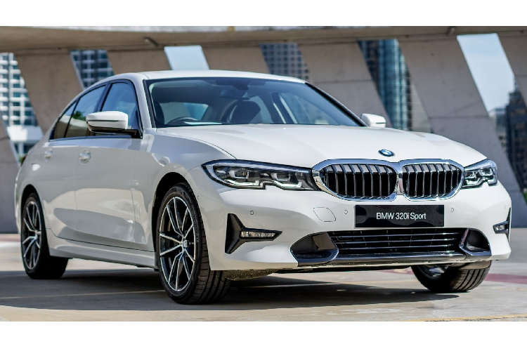 Cụ thể, cả hai phiên bản BMW 320i Sport Line mới và Sport Line Plus đều dùng chung động cơ 4cyl 2.0L tăng áp công nghệ TwinPower Turbo (mã B48) tương tự như phiên bản 330i, tuy nhiên công suất được điều chỉnh thấp hơn, sản sinh công suất tối đa 184 mã lực tại 5.000 – 6.500 vòng/phút và mô-men xoắn cực đại 300Nm có được tại dải vòng tua từ 1.350 – 4.000 vòng/phút.